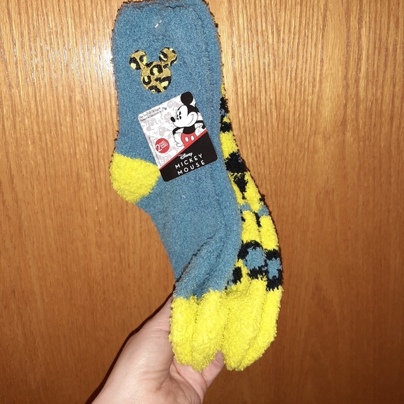 2 PK of Mickey & Minnie Mouse Fuzzy Socks NWT - Picture 6 of 16